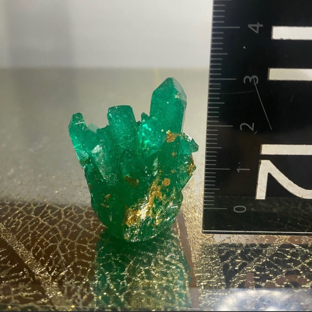 House decoration ~ Green crystal cluster with gold flakes inside 💚 - Picture 15 of 16